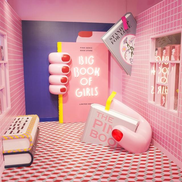 画像: 外国のアートブックストアをイメージ。トリックアートのような巨大な本のオブジェや、個性的な模様の壁と床での撮影が楽しめます。光る本のタイトルやビビットな色のしおりもポイント