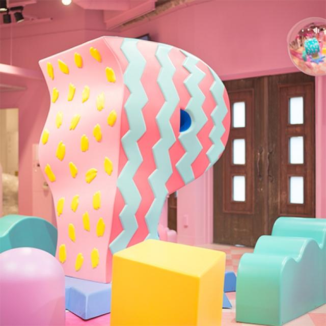 画像: 『moreru mignon』舞浜イクスピアリ店のメインオブジェ。ポップな配色と大胆なグラフィックが特徴です。公園をイメージした一角の中心には、アルファベット「P」の大きなモニュメントがそびえ立ちます