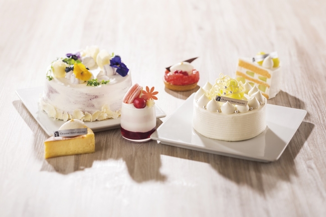 画像: 【ショップ】季節のケーキ（5月・6月） 2階パティスリーでは、季節の各種ケーキを販売。 春らしくさわやかなカラーのカットケーキ4種とホールケーキ2種をご用意しております。 店舗 ： パティスリー 価格 ： 430円～3,900円 （スフレチーズケーキ／さくらんぼベリンヌ／グレープフルーツタルト／アクアメロンショート）