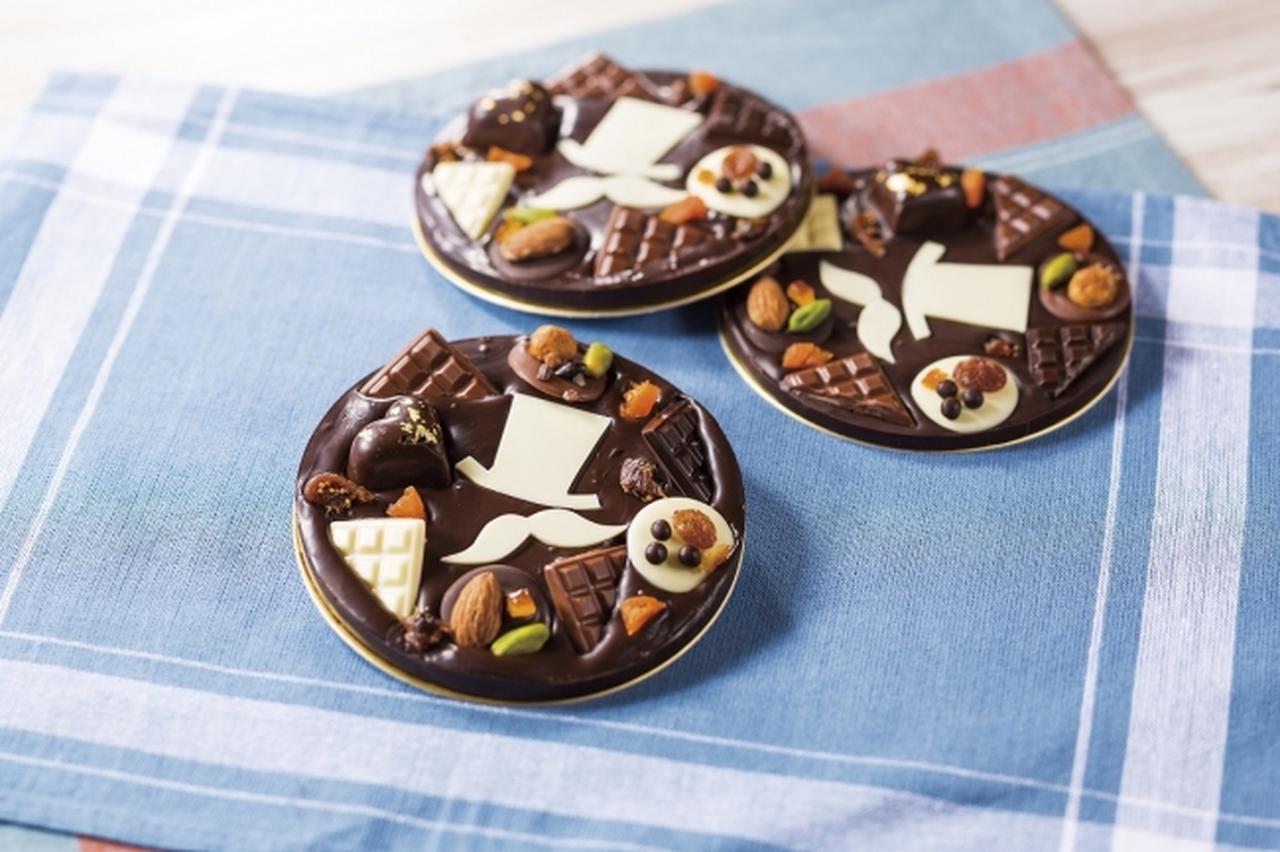 画像: 【ショップ】父の日ダンディータブレット 2階パティスリーでは、「父の日ダンディータブレット」を販売。 カカオ62%のチョコレートをベースとし、ホワイト、ミルクの3種のチョコレートに、ナッツやドライフルーツをトッピングした、多彩な味わいのタブレットです。 販売期間 ： 6月1日(金)～6月17日(日) 店舗 ： パティスリー 価格 ： 700円（直径12cm）