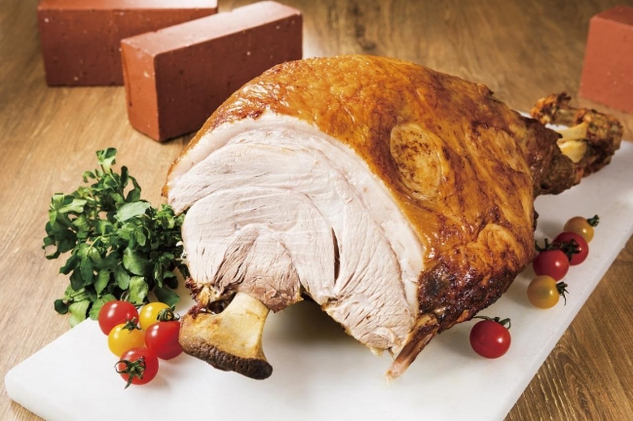 画像: 【レストラン】スペシャルデー実演メニュー「豪快骨付き豚もも肉のロースト」 レストラン グランサンクのランチブッフェでは、スペシャルデーの実演メニューに「豪快骨付き豚もも肉のロースト」が登場。第2・4金曜日のランチ限定です。 期間 ： 4月～5月の第2・4金曜日 店舗 ： レストラン グランサンク