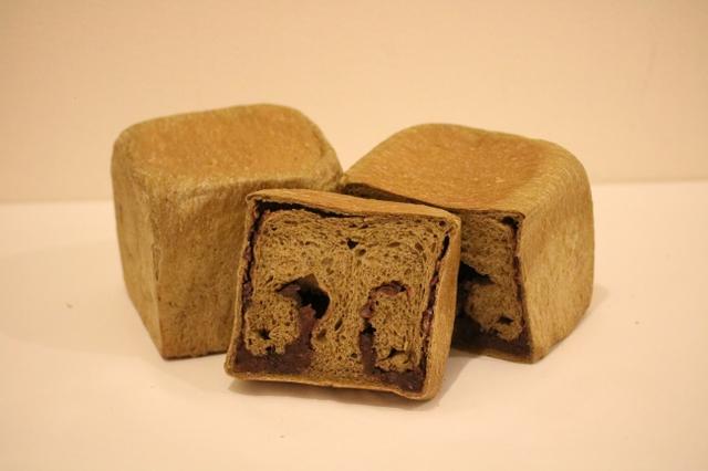 画像: 加賀棒茶 「上林金沢茶舗」の香り高い加賀棒茶と、新出製パン所オリジナルの無添加小倉あんをたっぷりと使用。不動の人気を誇る、上生菓子のような高級感のある食パン。 *5月販売