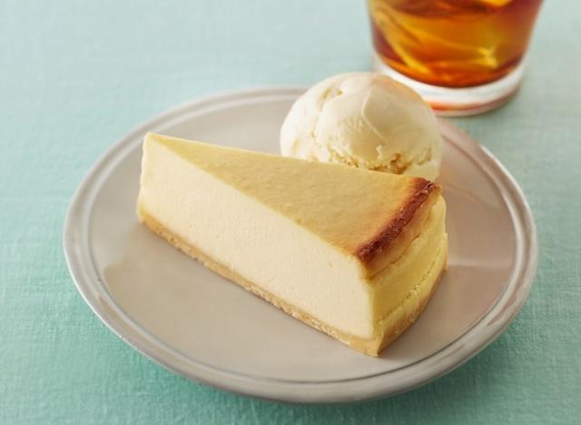 画像: 「ベイクドチーズケーキ」410円 スイーツプレート(ドリンク・アイス付き)780円~ なめらかな口あたりと、まろやかな味わいのチーズケーキ。口どけがよく、コーヒーとのペアリングにおすすめです。