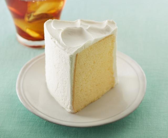 画像: 「シフォンケーキ プレーン」 490円 ケーキセット(ドリンク付き):790円~ さっぱりとした味わいのサワークリームを使用したホイップクリームで、ふんわり&しっとりのシフォンケーキをシンプルにお楽しみいただけます。