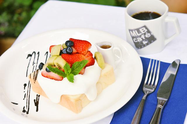 画像: PANYA ASHIYAコラボ フルーツ&クリームオープンサンド 1,200円 (税込/コーヒーor紅茶付き) 生クリームとキャラメルシロップの甘~い組み合わせと季節のフルーツを盛り合わせたスイーツなオープンサンド。