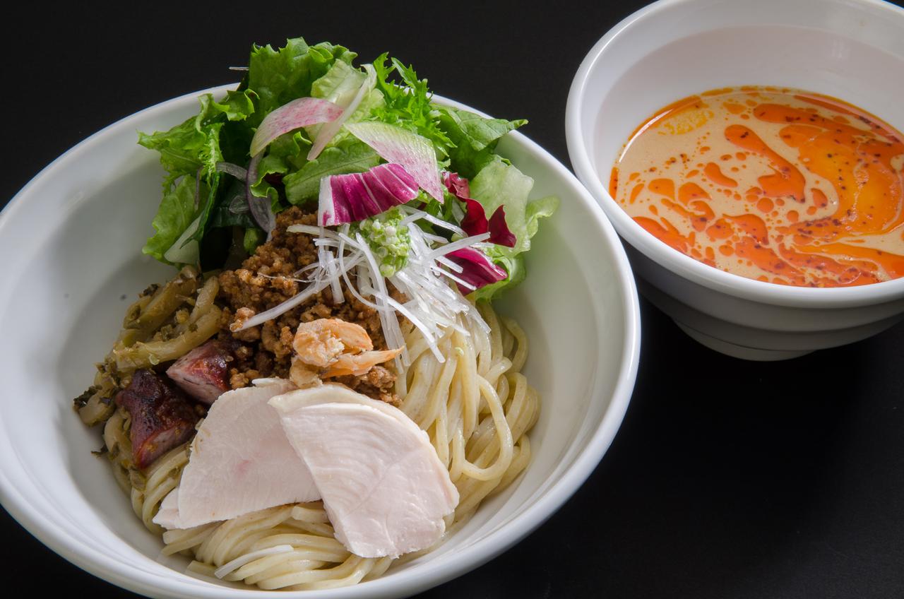 画像: 商品名　　：担担つけ麺 価格　　　：980円(税込) トッピング：釜焼き叉焼、蒸し鶏、生野菜サラダ、肉炒め、干し海老、 ザーサイ、高菜炒め、深谷葱、生ぶどう山椒