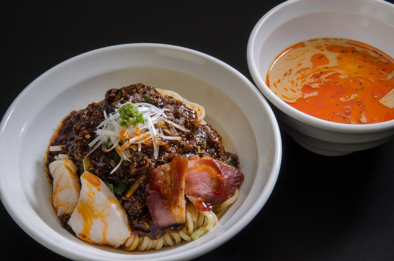 画像: 商品名 :担担麻婆つけ麺 価格 :980円(税込) トッピング:釜焼き叉焼、蒸し鶏、茹で野菜、麻婆味噌、深谷葱、生ぶどう山椒