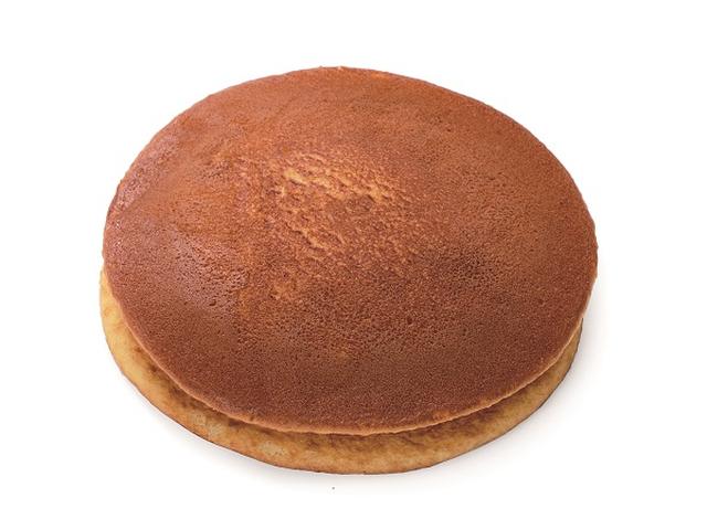 画像: 大判どら焼(抹茶あん) 本体価格100円(税込108円) しっとりとした食感に焼き上げたカステラ風の生地に、抹茶あんをサンドしました。 ※中部・近畿限定販売