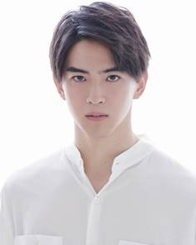 画像: 甲斐 翔真(かい しょうま) 1997年11月14日生まれ、20歳。 2016年に『仮面ライダーエグゼイド』パラド/仮面ライダーパラドクス役でテレビ初出演。その他にも、映画『写真甲子園 0.5秒の夏』、NHK Eテレ『ボキャブライダー onTV』、FOD×dTV共同制作ドラマ『花にけだもの』等に出演。小岩井乳業『小岩井 生乳100%ヨーグルト』CMにも出演中。