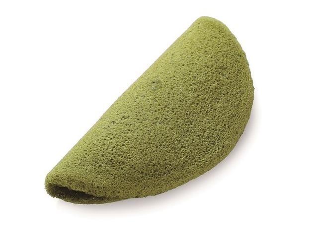 画像: 抹茶のふんわりオムレット 本体価格100円(税込108円) オムレット生地とホイップクリームの両方に宇治抹茶を使用しました。抹茶クリームと合わせて ほどよい甘さの粒あんを包んでいます。抹茶の風味を守る「アルミ蒸着フィルム」パッケージ。