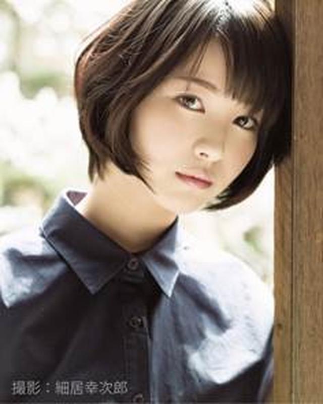 画像: 浜辺 美波(はまべ みなみ) 2000年8月29日生まれ、17歳。 第7 回「東宝シンデレラ」オーディションにてニュージェネレーション賞を受賞し、芸能界入り。同年公開の映画『アリと恋文』主演で女優デビュー。2017 年7 月28 日公開『君の膵臓をたべたい』ではヒロイン・山内桜良役を演じ、同作で、第30 回日刊スポーツ映画大賞新人賞、第42 回報知映画賞新人賞、第41 回日本アカデミー賞新人俳優賞を受賞。2018 年は、4 月15 日よりドラマ「崖っぷちホテル!」、 4 月27 日より映画『となりの怪物くん』が公開中。 8 月1 日公開映画『センセイ君主』が控える。