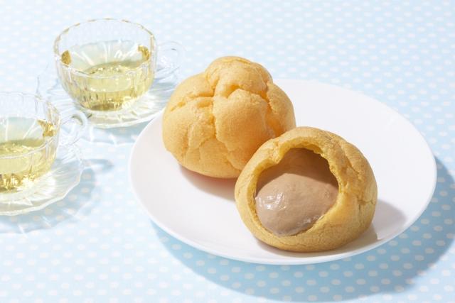 画像: 「ジャンボシュークリーム(夏チョコ)」 価 格: 1個 ¥115(税込¥124) 特 長: 宮古島産雪塩を隠し味に使ったチョコカスタードを、ふんわり香ばしく焼き上げたシュー皮に詰めました。夏のおやつにぴったりな、後味すっきりシュークリーム。