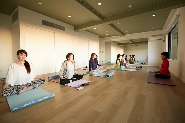 画像: 相模湾からのぼる朝日を眺めながらのヨガで最高の朝を
