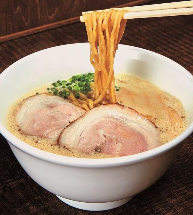 画像: 富雄 <ラーメン家 みつ葉> 豚CHIKIしょうゆラーメン 801円 5/16(水)~5/22(火) イートイン 最大の特徴は泡系のスープ。泡の軽さの中にも、豚と鶏肉から取ったダシを使用するコクのあるスープの深みが感じられます。
