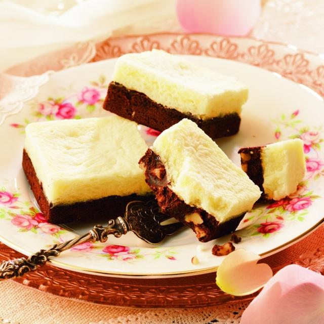 画像: 商品名:チーズ&チョコブラウニー 内容量:3個 価 格:780円(本体価格) 商品紹介: ジンで風味付けしたカカオの香り豊かな生地にクルミを入れて、チーズなどを練り込んだ味わい深い生地をのせて焼き上げました。ジンの香り、チーズのほど良い酸味と香ばしさは、コクのあるチョコレートと相性ぴったりです。 www.royce.com