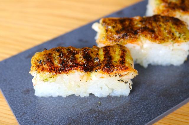 画像: <KINKA sushi bar izakayaとのコラボ商品> えびとバジルソースの炙り押し寿司 らーめんと相性抜群の異色のコンビ、おすすめの一品です。 バジルソースとエビとシャリとスープが口の中で絡み、絶品です。
