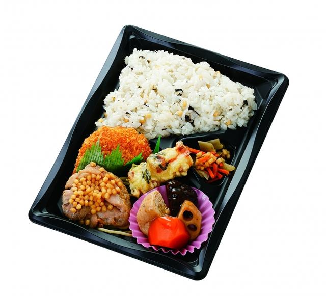 画像: ■和風幕の内弁当(お茶づけ海苔使用) 本体価格300円(税込324円) 「お茶づけ海苔」を使用した「炊き込みご飯」と「人参とごぼうの炒め煮」、「お茶づけ海苔風味の和風あん」がかかった煮物、「和風照焼チキン」が入った、「お茶づけ海苔」を味わい尽くす幕の内弁当です。