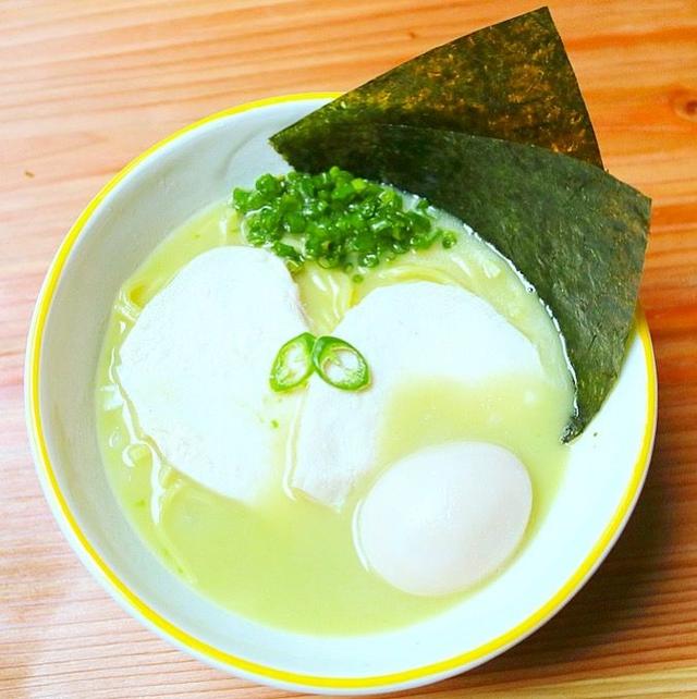 画像: <鶏白湯ラーメン> 鶏白湯ラーメンも4種類から味を選べます。 醤油 850円・味噌 850円・塩 850円・スパイシー青とおがらし 950円 濃厚鶏パイタン本来の旨味を素直に引き出し、シンプルだが深い「塩」。 強火で炊きだした当店自慢の鶏ガラスープは深いコクと芳醇な香り、さらに香りの良い鶏油を配合し国内産鶏ガラ独特の甘さがあります。細麺との相性がバッチリです。 煮たまごらーめん+100円 チャーシューめん+300円