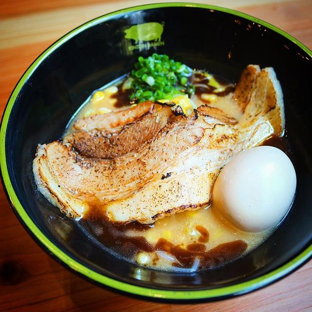 画像: <豚骨らーめん> 豚骨らーめんは4種類から味をお選べます。 醤油 850円・味噌 850円・塩 850円・スパイシーガーリック 950円 当店自慢の豚骨スープに負けない筋の通った「醤油」は色や味、香りのバランスを考慮した本醸造の醤油を使用し、パンチと厚みのある奥行きの深い味わいは太麺との相性が良いです。