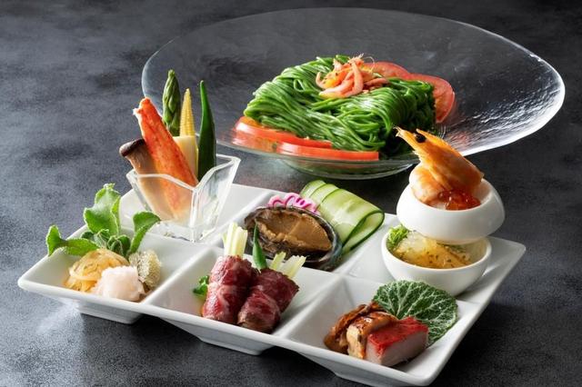 画像: 「あわび、有頭海老、子持ち昆布と野菜盛り冷やし翡翠麺 柚子胡麻醤油」/3,500円 あわびや海老など高級食材をふんだんに使用し、懐石料理のように盛り付けた色どり豊かな豪華冷やし麺。