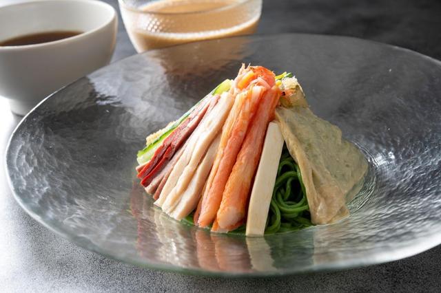 画像: 「五目ゲンポウ冷やし翡翠麺 柚子胡麻醤油」/2,400円 湯葉を「元寶(ゲンポウ)=財布」になぞらえ、縁起のよい素材(世界に飛躍する海老、恋愛成就・子孫繁栄を意味する鶏肉など)を盛り合わせたオリジナリティー溢れる逸品。