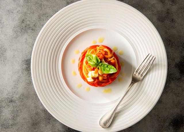画像: 「フルーツトマトと水牛モッツァレッラチーズの冷製パスタ イタリア バルベーラ社オリーブオイル“ロレンツォNo.5”とともに」 提供期間:7月17日(火)~7月31日(火) 料金 :2,800円