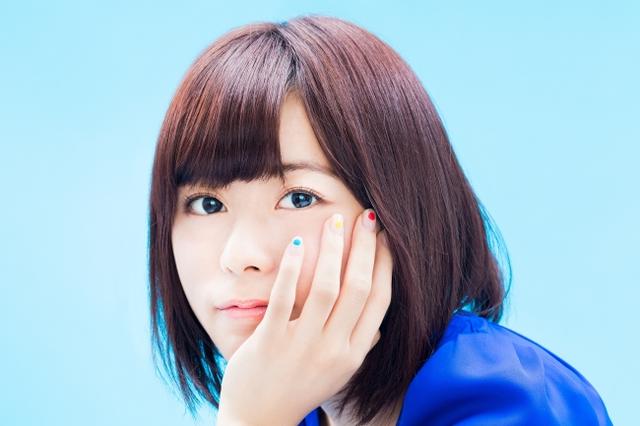 画像: 水瀬いのり(ミナセ イノリ) 声優、アーティスト。 KING AMUSEMENT CREATIVE(レコードレーベル)所属。1995年12月2日生まれ、東京都出身。 2010年にアニメ『世紀末オカルト学院』で声優デビューを果たし、2013年には、NHKの朝の連続テレビ小説『あまちゃん』の成田りな役などでも活躍。2016年の第10回声優アワードで、主演女優賞を受賞、同年5月に『心が叫びたがってるんだ。』(成瀬順役)の演技で、第25回日本映画批評家大賞アニメーション部門新人声優賞を受賞した。2018年5月23日に2ndアルバム「BLUE COMPASS」をリリース予定。6月からは自身初となるソロライブツアーが控えており、ツアーファイナルは7月1日の幕張メッセイベントホール公演。