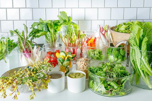 画像: 地元の地産地消を掲げたサラダアイランドから、お好みの野菜をたっぷりと