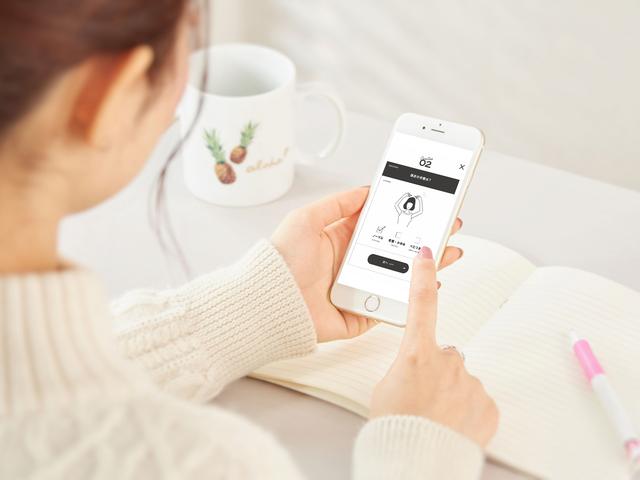 画像: スマホ画面には簡単な質問が表示。