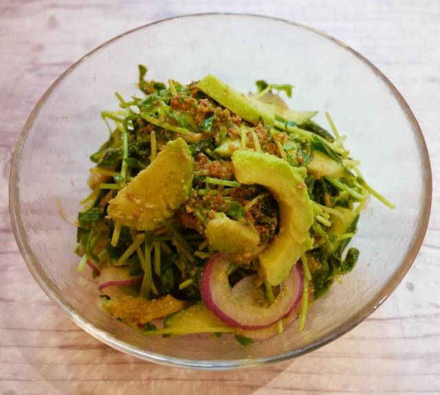 画像: 『アボカドの緑風サラダ』 アボカド・豆苗・きゅうり、緑の野菜をふん だんに入れました。ごまソースが美味しさを 引き立たせます。