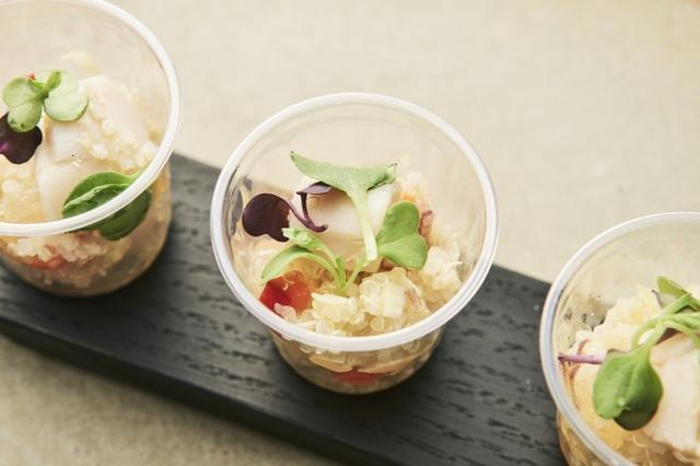 画像: 帆立のセビーチェ 真っ白な帆立に、パプリカとグレープフルーツの色が鮮やかな逸品。 帆立とキヌアの“ふわふわ”と野菜の“シャキシャキ”が相まってリズミカルな食感が楽しめる。パブリカと帆立特徴的な香りをグレープフルーツがまとめ、ヒューガルデンのフルーティさに合う爽やかな味わい。 ポイント:ヒューガルデンの持つ柑橘とのコンペアが楽しめる。 食材:キヌア・帆立・パプリカ・グレープフルーツ・みょうが・塩・こしょう・オリーブ・ビネガー