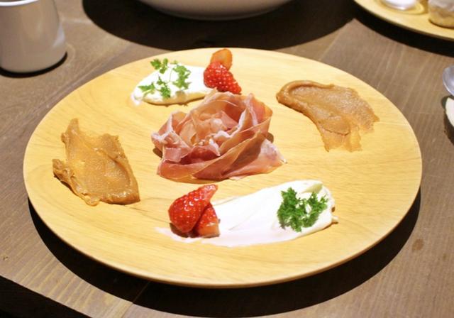 画像: 「生ハムとマスカルポーネ季節のフルーツ」 マスカルポーネとピーナッツソースを生ハムに挟んで食べる新感覚の前菜。 初めて食べる味わいに、再び驚きの美味しさ!これはオーダーマストなメニューですよ。
