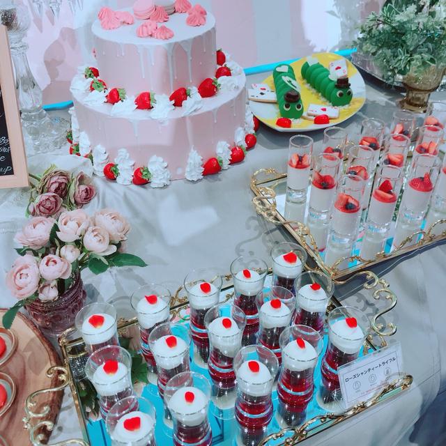 画像: ローズの花びらがトッピングされている「ローズシャンティートライフル」