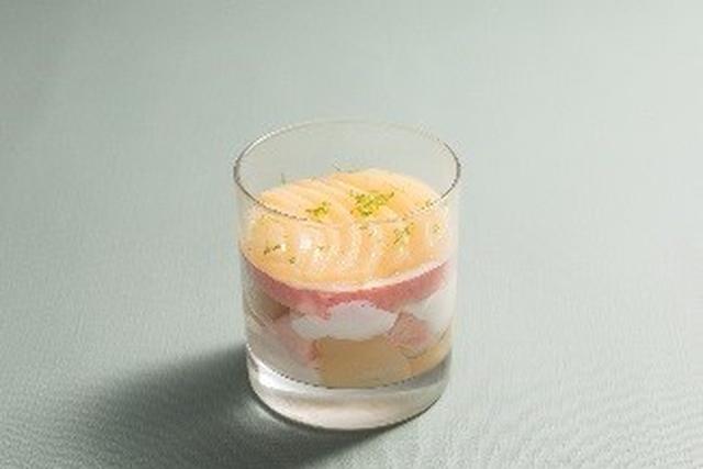 画像: ・ピーチ パブロバ 750円 ★新作 フレッシュピーチとラズベリーのメレンゲの上にサワークリームと生クリームを泡立てたクリームをのせ、フレッシュピーチとライムの爽やかなアクセントが効いたパブロバ。