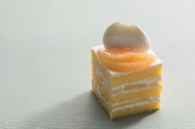 画像: ・ピーチ ショートケーキ 700円 フレッシュピーチと生クリームの層が可愛らしい、ピーチの芳醇な甘さと香りが広がるショートケーキ。