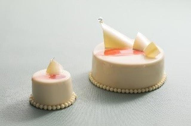 画像: ・ピーチ エスターテ ホール 3,800円 ピース 700円 ピーチのゼリー、ピーチムース、ホワイトチョコレートと紅茶のムース、ビスキュイピスタチオを層にしてホワイトチョコレートでコーティング。さまざまな食感と味わいのハーモニーが楽しめるケーキです。