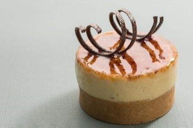 画像: ・ピーチ シブースト 580円 ★新作 クラフティの上に刻んだピーチ入りのシブーストをのせ、表面をキャラメリゼした香り豊かで濃厚な味わいのスイーツ。
