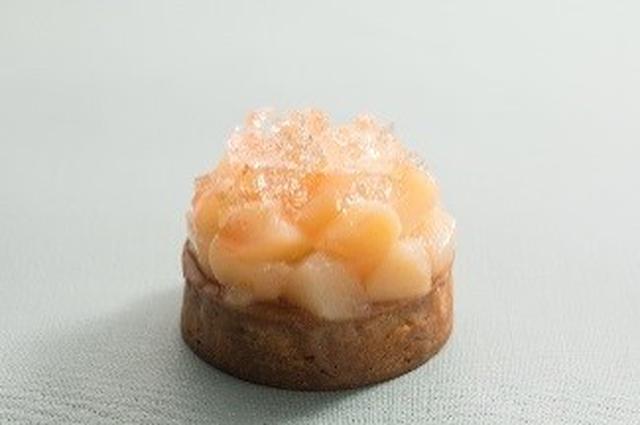 画像: ・フレッシュピーチ タルト 750円 ★新作 アーモンドクリームのタルト生地にフレッシュピーチ、ピーチゼリーをのせた清涼感溢れるタルト。