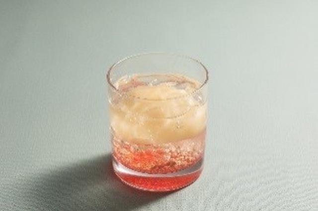 画像: ・ピーチとスプマンテのジュレ 750円 ★新作 酸味の効いたラズベリーソースの上にフレッシュピーチと爽やかなスプマンテの甘みが層を織りなすジュレが特徴のベリーヌ。
