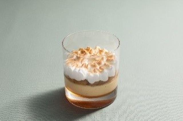 画像: ・ピーチのキャラメリゼとメレンゲクリーム 750円 ★新作 キャラメルの上にクリームブリュレ、キャラメリゼされたフレッシュピーチ、メレンゲクリームをしぼったほろ苦さと甘さが混ざり合う濃厚なベリーヌ。