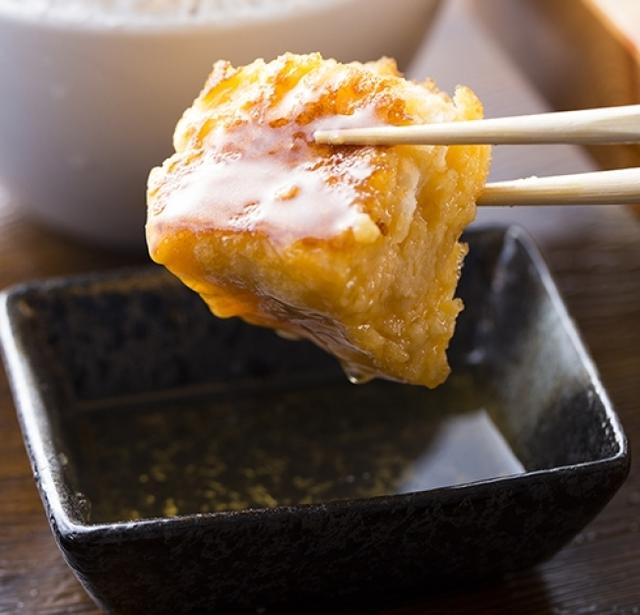 画像: お醤油さし まずはそのままで一口。 お好みで、中に注がれたメープルシロップをお掛けください。フレンチトーストとメープルシロップは相性抜群!たまご焼きみたいなスイーツをご堪能ください。