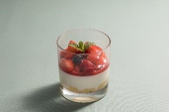 画像: ・ピーチとベリーのハイビスカスベリーヌ 750円 ★新作 自家製ピーチコンポートに杏仁ムースをあわせ、ハイビスカスのオイルとストロベリーのピュレでマリネしたブルーベリーやラズベリー、フレッシュピーチをのせた香り豊かなベリーヌ。