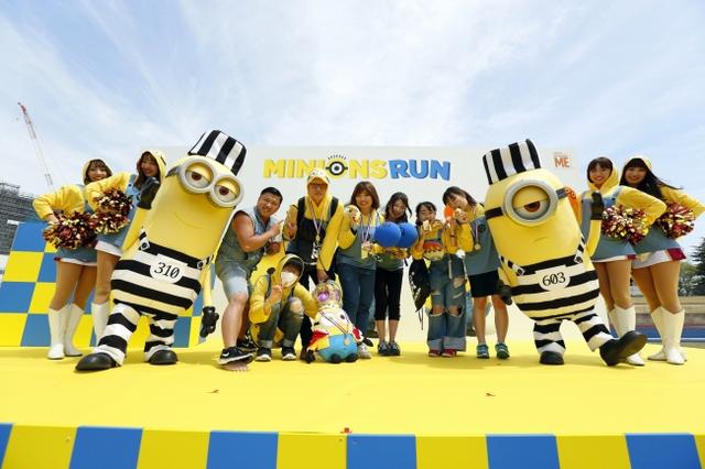 画像: 【ステージイベント(ミニオンズランパーク)】 ▷ステージゲスト ミニオン達・スポーツ選手・芸人・DJ等(予定) ▷DJ Time ミニオンになりきったガールズDJがミニオンズランパークのお客様を盛り上げる! ▷Best MINIONISTA 「Happy」にあわせて踊る”ミニオン ダンス”のコンテストや、最もミニオンになりきった”ベスト ミニオニスタ”を競うコンテストステージを実施! ▷NA・ZO・NA・ZO ミニオンズラン大阪ならではのクイズを出題!だんだん難しくなるクイズに最後まで残れるのは…? ▷OWARAI Stage 大阪といえばお笑い!いま話題の人気芸人による大人も子供も楽しめるネタをたっぷり披露! ▷GOAL Ceremony ウェーブごとの最速チームがステージに登壇し表彰式を行います。TOPチームにはなんと、ミニオンズラン オリジナルゴールドメダルをプレゼント! ▷Ending 大阪でやっと見つけた、最強最悪のボスとは一体誰なのか・・・?ミニオンズ達が待ちに待ったボスがついに登場!
