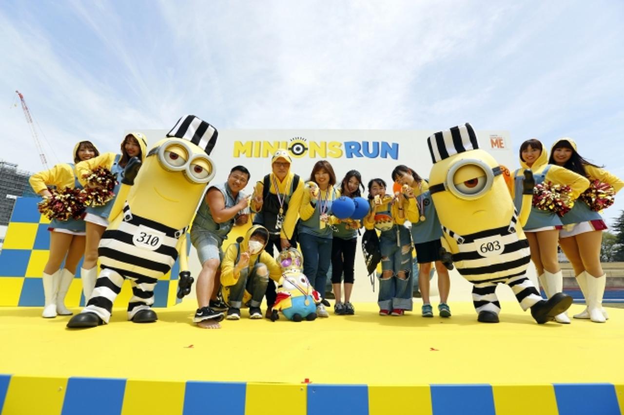 画像: 【ステージイベント（ミニオンズランパーク）】 ▷ステージゲスト ミニオン達・スポーツ選手・芸人・DJ等（予定） ▷DJ Time ミニオンになりきったガールズDJがミニオンズランパークのお客様を盛り上げる！ ▷Best MINIONISTA 「Happy」にあわせて踊る”ミニオン ダンス”のコンテストや、最もミニオンになりきった”ベスト ミニオニスタ”を競うコンテストステージを実施！ ▷NA・ZO・NA・ZO ミニオンズラン大阪ならではのクイズを出題！だんだん難しくなるクイズに最後まで残れるのは…？ ▷OWARAI Stage 大阪といえばお笑い！いま話題の人気芸人による大人も子供も楽しめるネタをたっぷり披露！ ▷GOAL Ceremony ウェーブごとの最速チームがステージに登壇し表彰式を行います。TOPチームにはなんと、ミニオンズラン オリジナルゴールドメダルをプレゼント！ ▷Ending 大阪でやっと見つけた、最強最悪のボスとは一体誰なのか・・・？ミニオンズ達が待ちに待ったボスがついに登場！