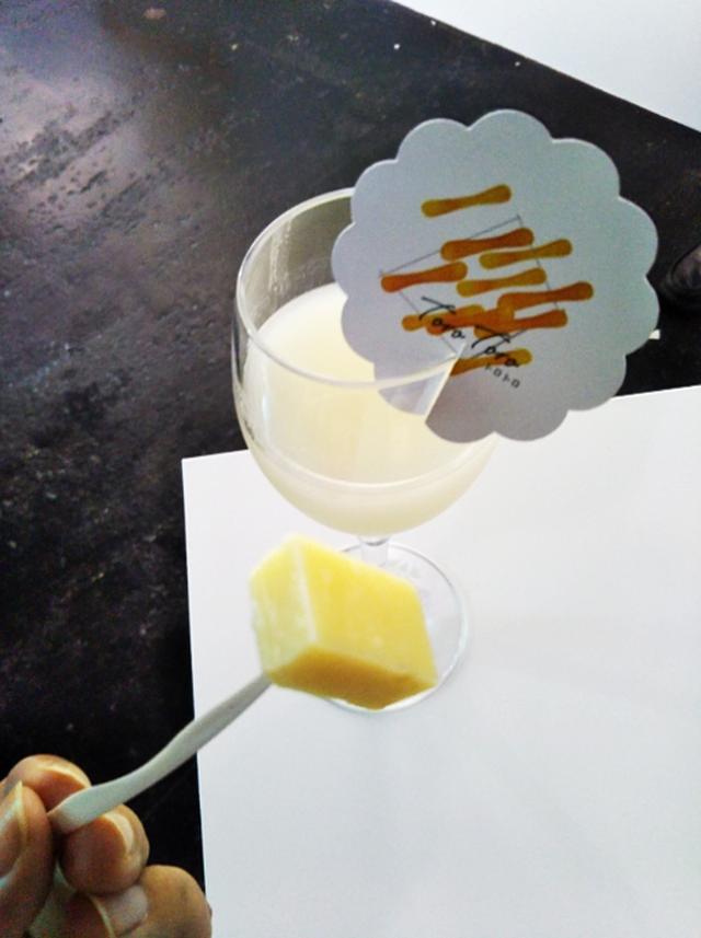 画像: AIが選んでくれたのは、にごり酒とエダムチーズ。