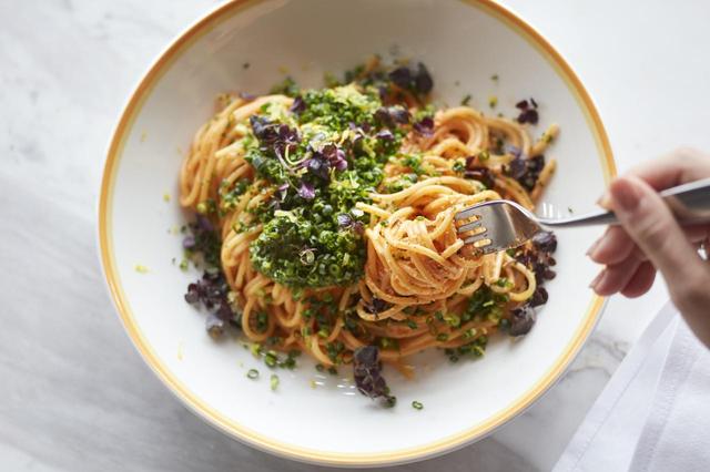 画像: 明太子とマスカルポーネのスパゲティ w/ 紫蘇ペースト、レモンゼスト、パプリカパウダー mentaiko spaghetti, shiso pesto ¥1,420