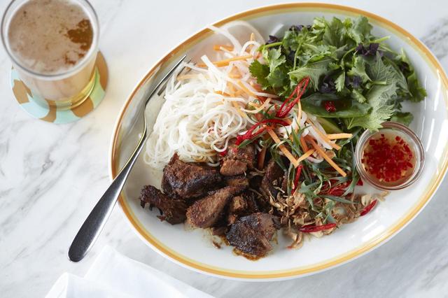 画像: ポークブレゼ&ライスヌードル w/ タマリンドソース、ピーナッツ、コリアンダー、ヌクチャム tamarind pork, cold rice noodles,pickles and noac cham LUNCH ¥2,600- DINNER ¥3,000