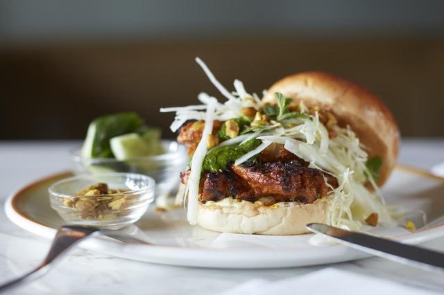 画像: グリルドチキンバーガー w/ グリーンハリッサ、タヒニヨーグルト、コールラビ&ミントスロー Yoghurt marinated chicken burger, green harissa, dukka, mint and kohlrabi slaw LUNCH ¥2,100
