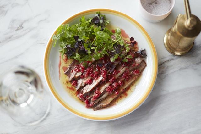 画像: 鴨のジャスミンティースモーク、ラズベリーソース Smoked duck, raspberry vinaigrette and shiso ¥1,500