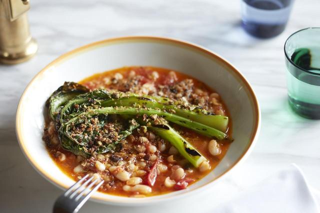 画像: グリルドベジタブル&白いんげん豆のブレゼ w/ サワドゥークラム Braised white beans, grilled spring greens and sourdough crumb LUNCH ¥1,780- DINNER ¥1,850